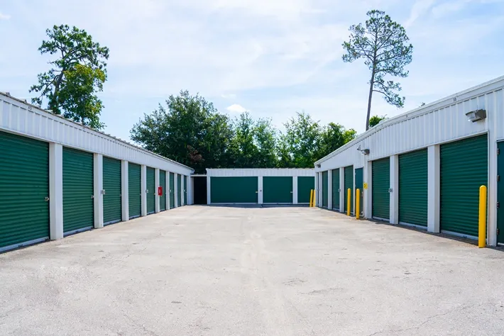 Wide drive aisle with ground-level storage units for easy loading