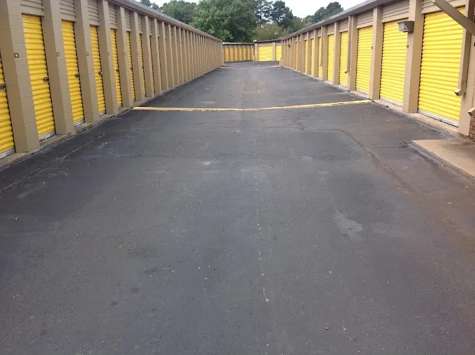 Wide lane to outdoor storage units Jackson, Mississippi Storage Uni