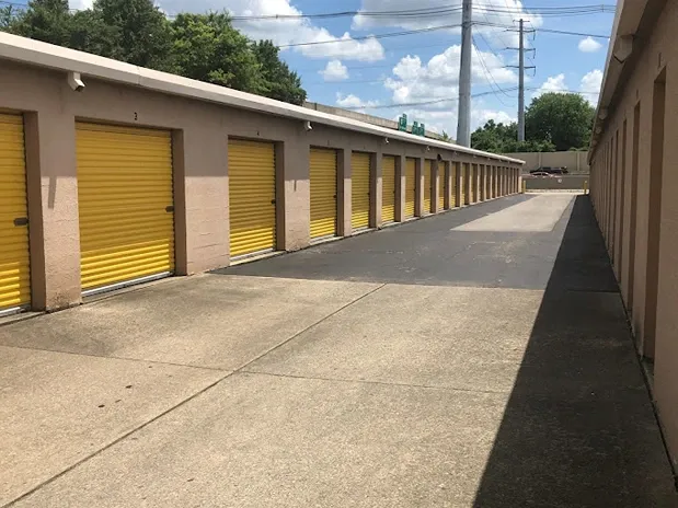 outdoor drive up storage Louisville, Devon Self Storage - Browns Lane