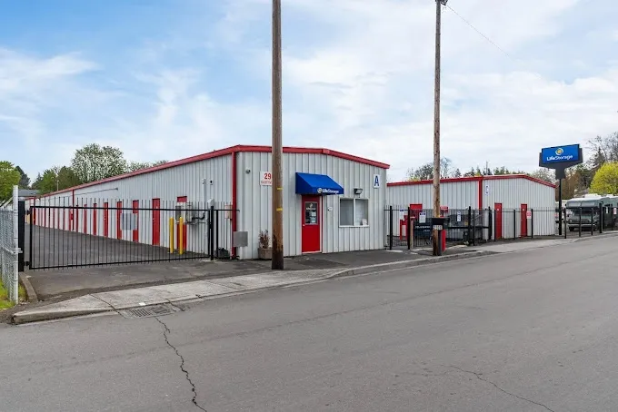 Outdoor entrance storage facility Vancouver, Devon Self Storage - Kauffman Ave