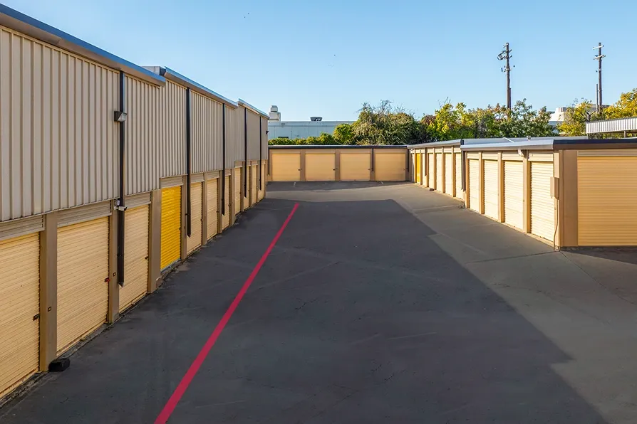 Devon Self Storage - Plantation Road with drive up access, with wide lanes to unload storage items in Dallas, Texas.