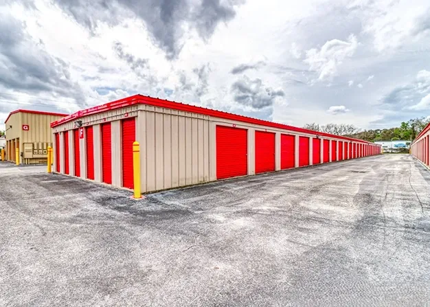 Wide drive aisles with multiple drive-up storage units for easy loading