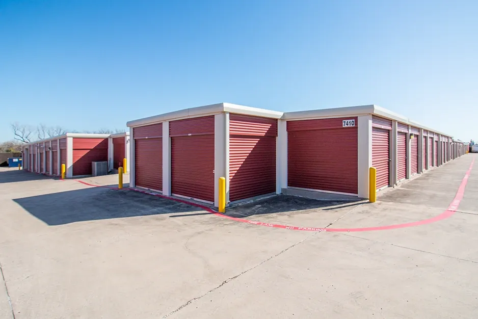 Drive up access storage units in Devon Self Storage - Fort Worth