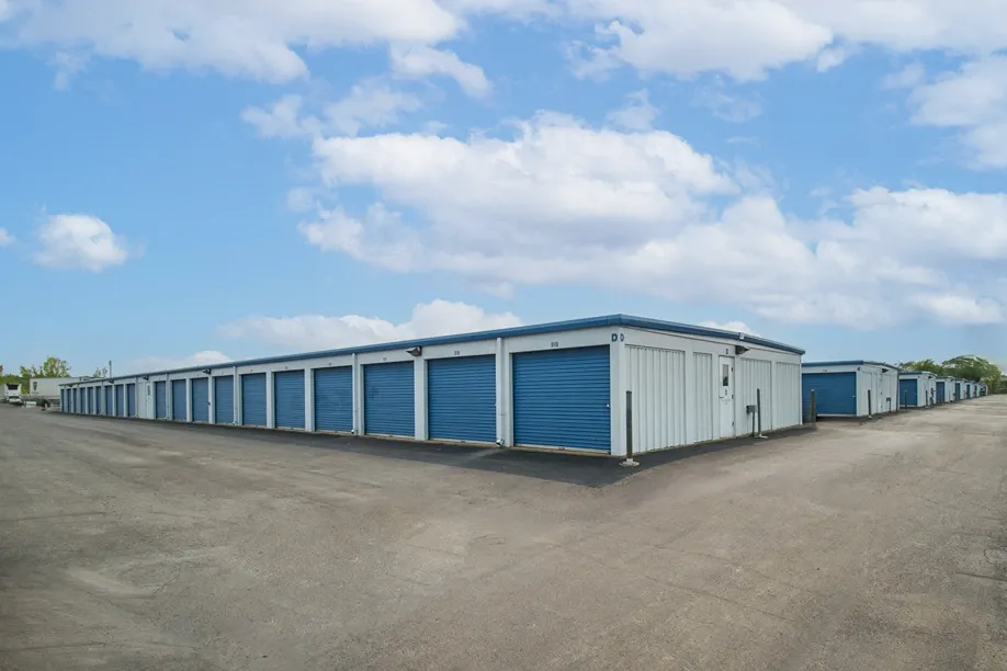 Wide drive aisle between rows of storage units for easy vehicle access