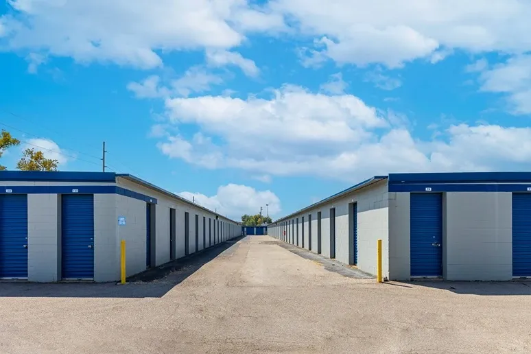 Devon - Exterior Units Collinsville, IL on 812 South Morrison Ave