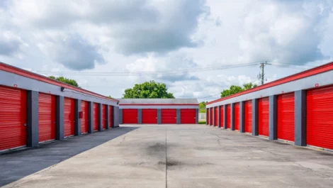 Wide lanes to self storage units Okeechobee Storage Unit at Devon Self Storage