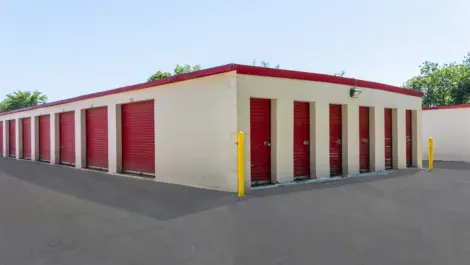 Outdoor storage with red doors, drive up storage in Autumn Ridge, Memphis, Devon Self Storage.