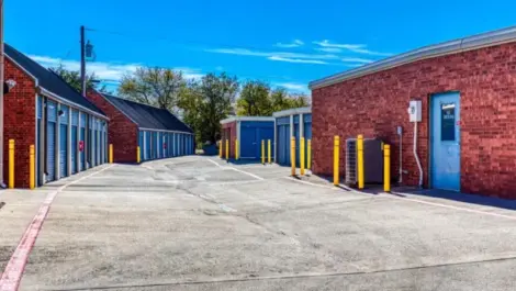 Large open driveways at Devon Self Storage in Sherman, Texas