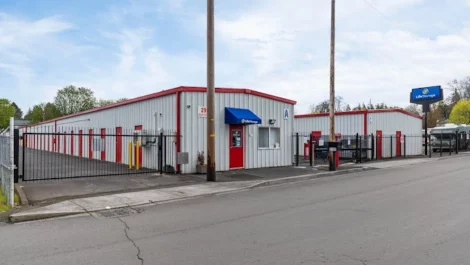Outdoor entrance storage facility Vancouver, Devon Self Storage - Kauffman Ave