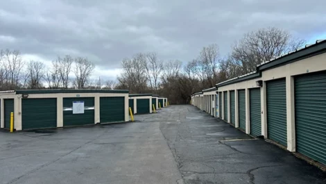 wide lanes to drive up storage at Waterford Township, MI, Storage Units on Dixie Highway