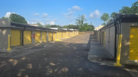 Drive up storage units, wide lanes Devon Self Storage - 2888 Evangeline