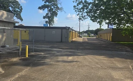 Drive up storage Devon Self Storage - 2888 Evangeline