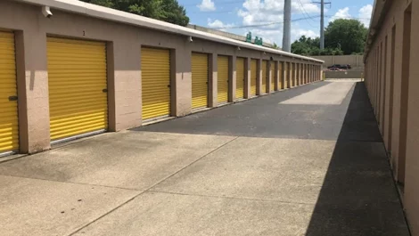 outdoor drive up storage Louisville, Devon Self Storage - Browns Lane