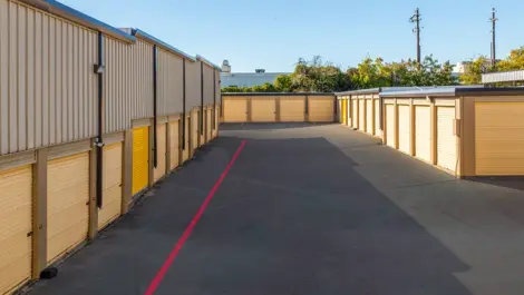 Devon Self Storage - Plantation Road with drive up access, with wide lanes to unload storage items in Dallas, Texas.