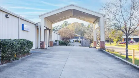 Side view of covered, drive up access to storage units in Jackson, MIS, at Devon Self Storage 5961 Interstate in Jackson, MS