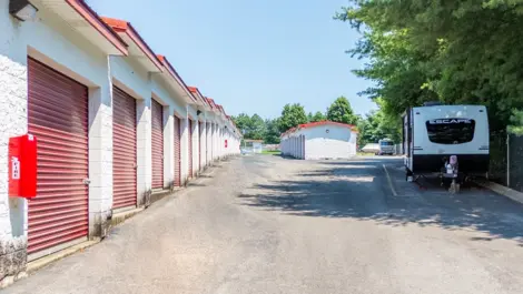 Devon Self Storage in Old Hickory, TN exterior parking and drive up
